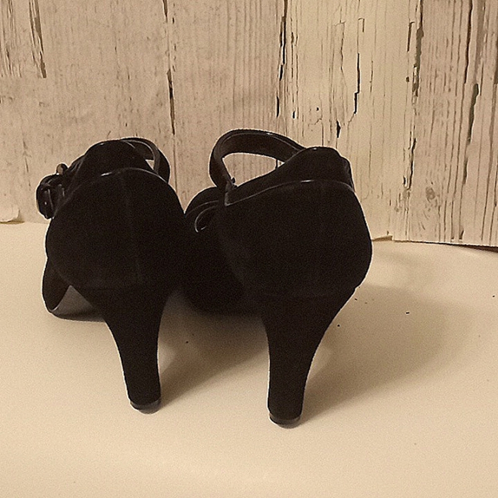 Shoes - Picture 2 of 4